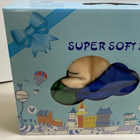 $49 New! OSAKA Super Soft Baby/ Toddler Blanket in Soccer Player Design - Picture 3 of 8